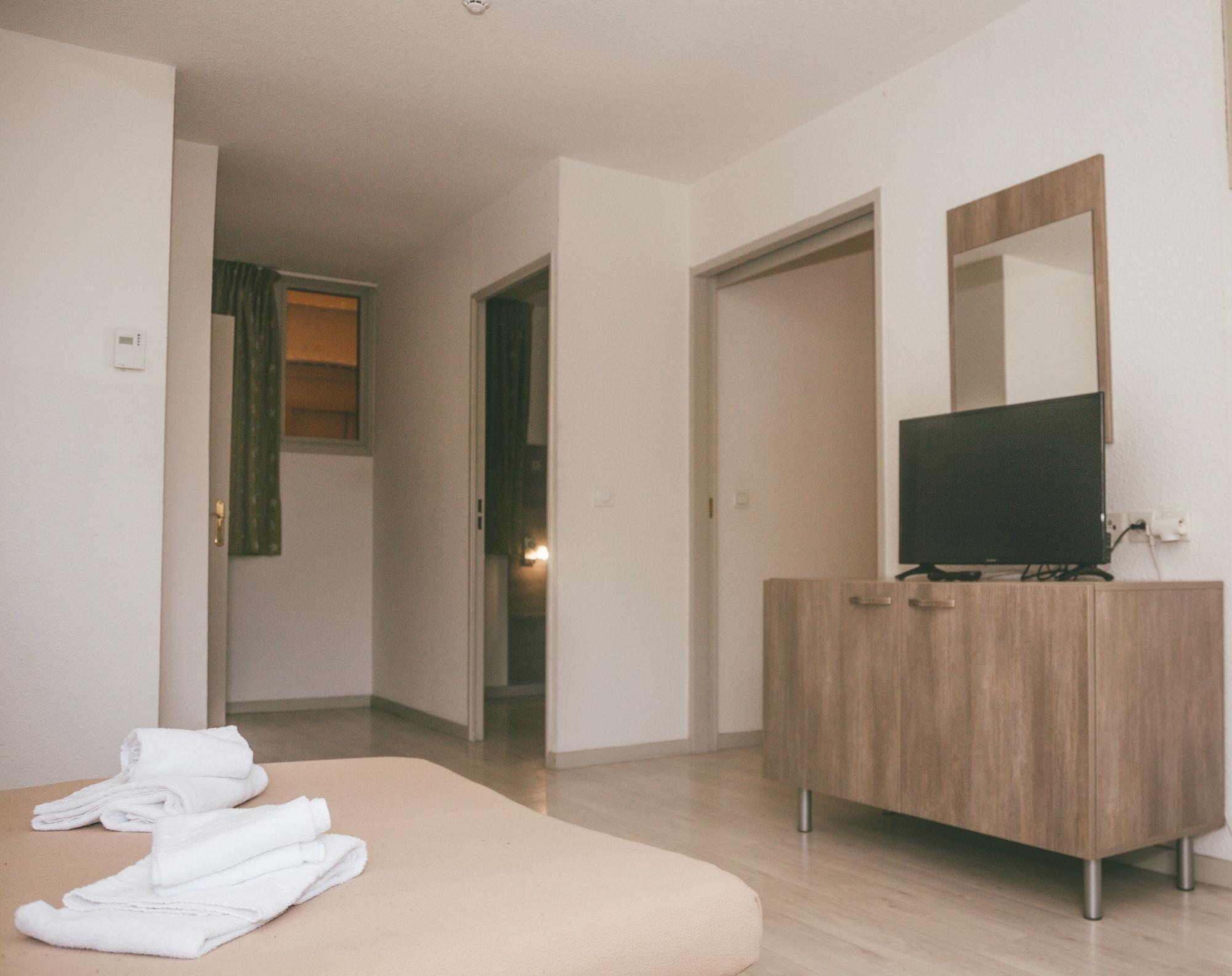 Terres De France - Appart'Hotel Le Splendid Allevard Bagian luar foto