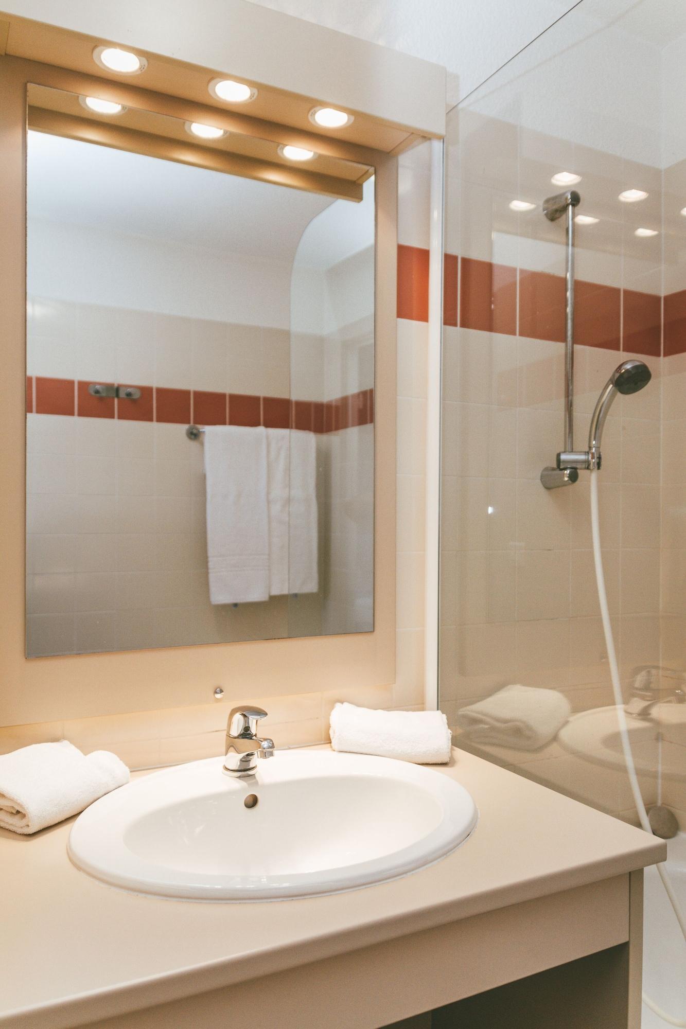 Terres De France - Appart'Hotel Le Splendid Allevard Bagian luar foto