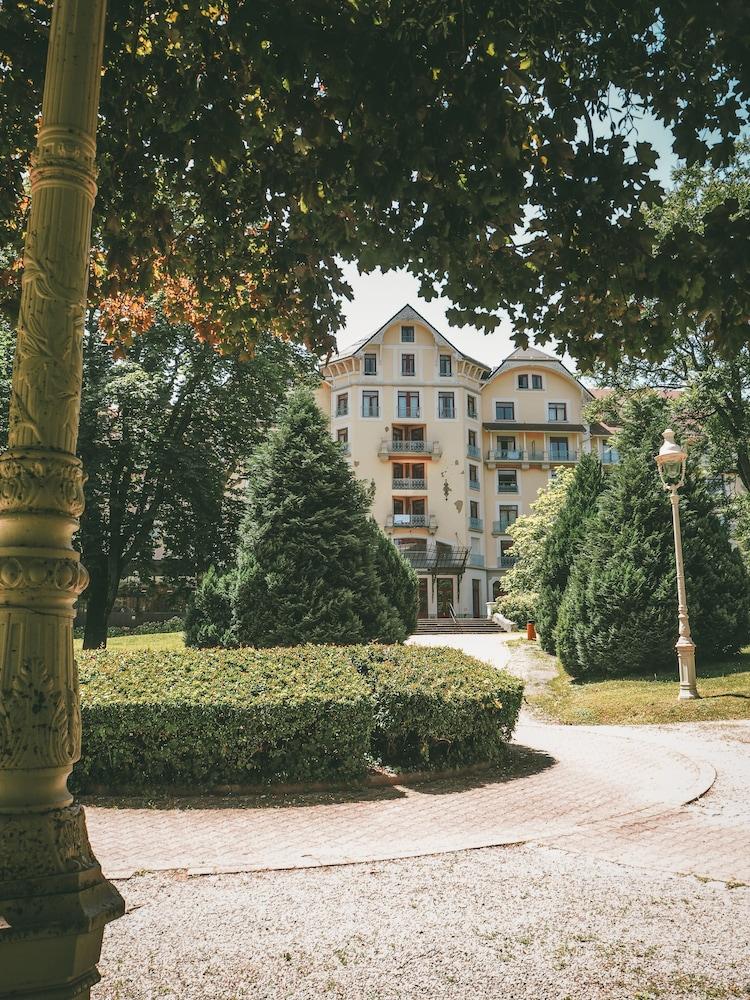 Terres De France - Appart'Hotel Le Splendid Allevard Bagian luar foto