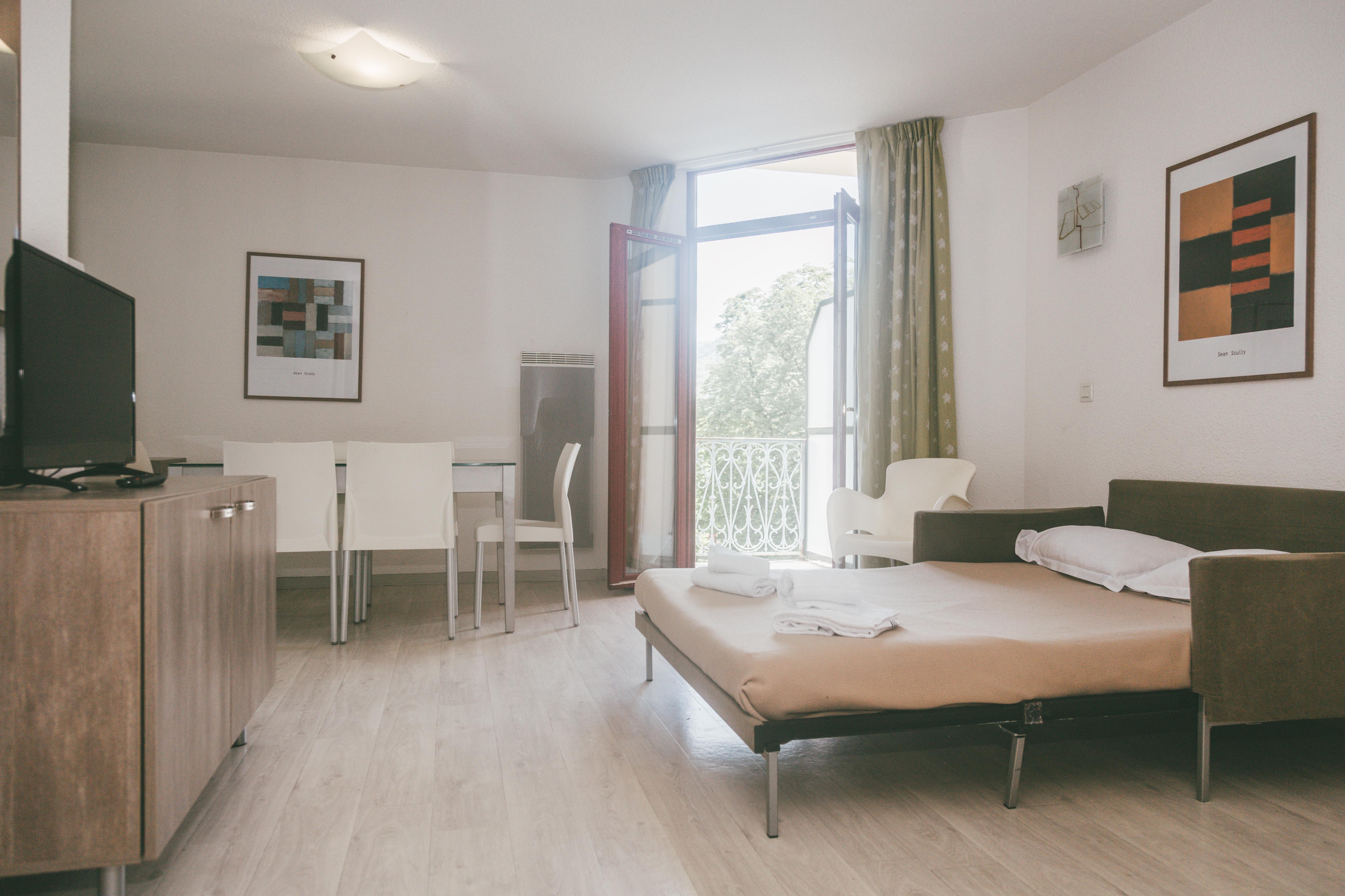 Terres De France - Appart'Hotel Le Splendid Allevard Bagian luar foto