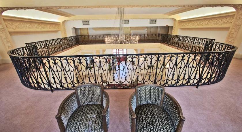Terres De France - Appart'Hotel Le Splendid Allevard Bagian luar foto