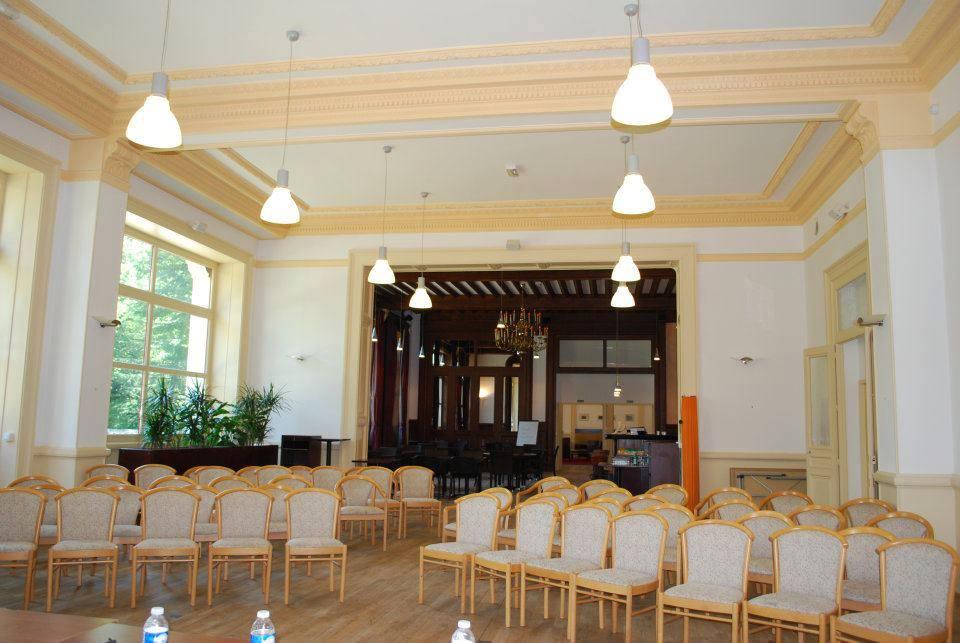 Terres De France - Appart'Hotel Le Splendid Allevard Bagian luar foto