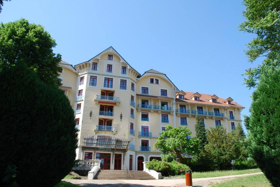 Terres De France - Appart'Hotel Le Splendid Allevard Bagian luar foto
