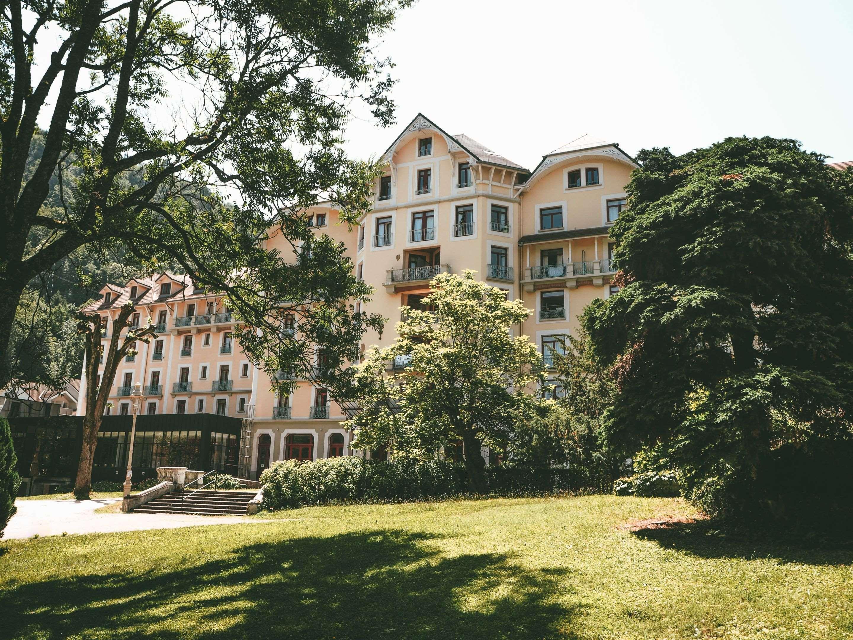Terres De France - Appart'Hotel Le Splendid Allevard Bagian luar foto