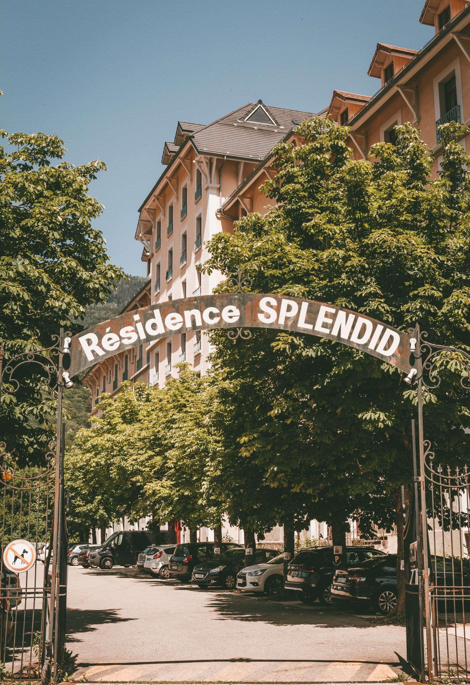 Terres De France - Appart'Hotel Le Splendid Allevard Bagian luar foto