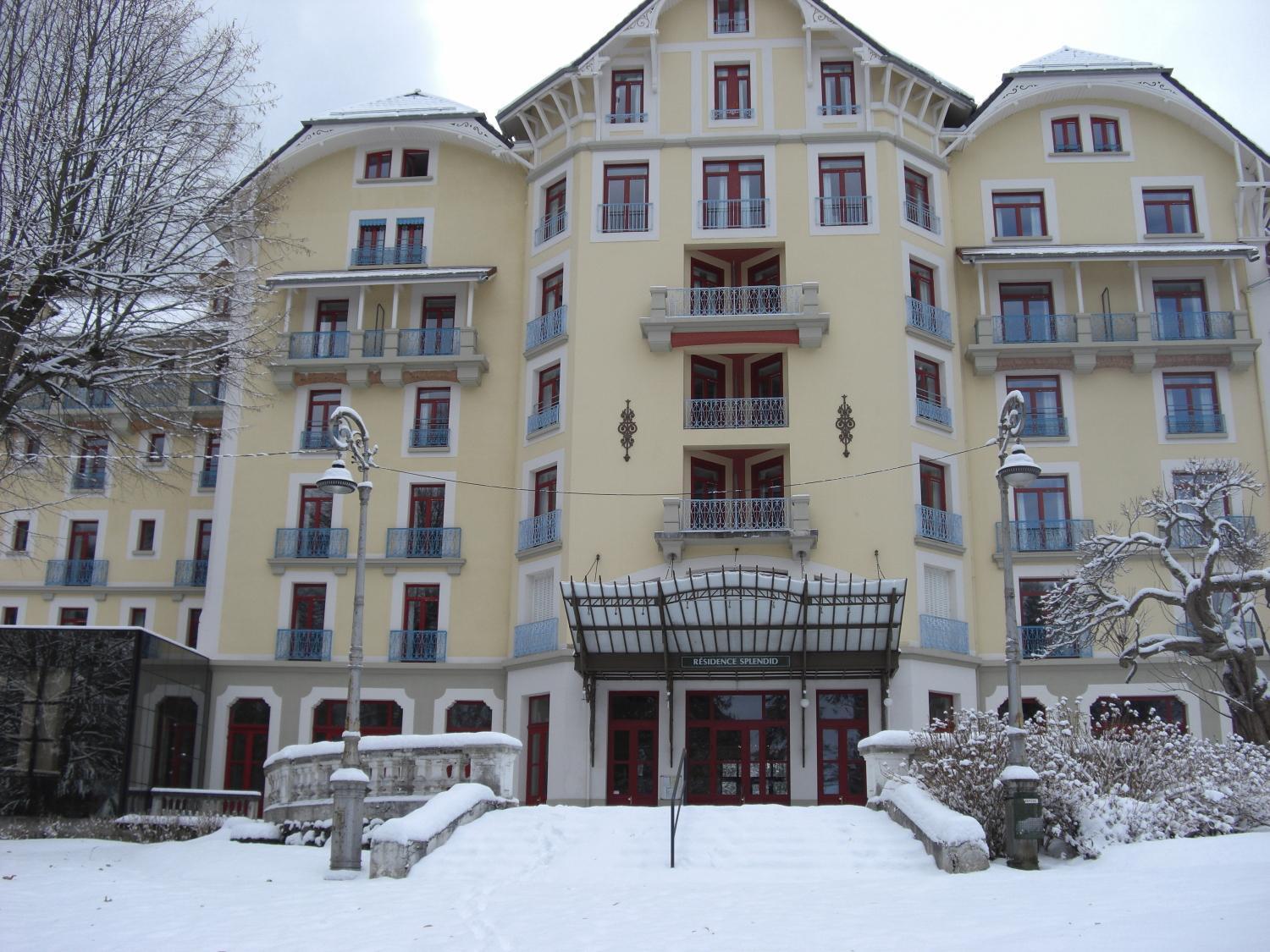 Terres De France - Appart'Hotel Le Splendid Allevard Bagian luar foto