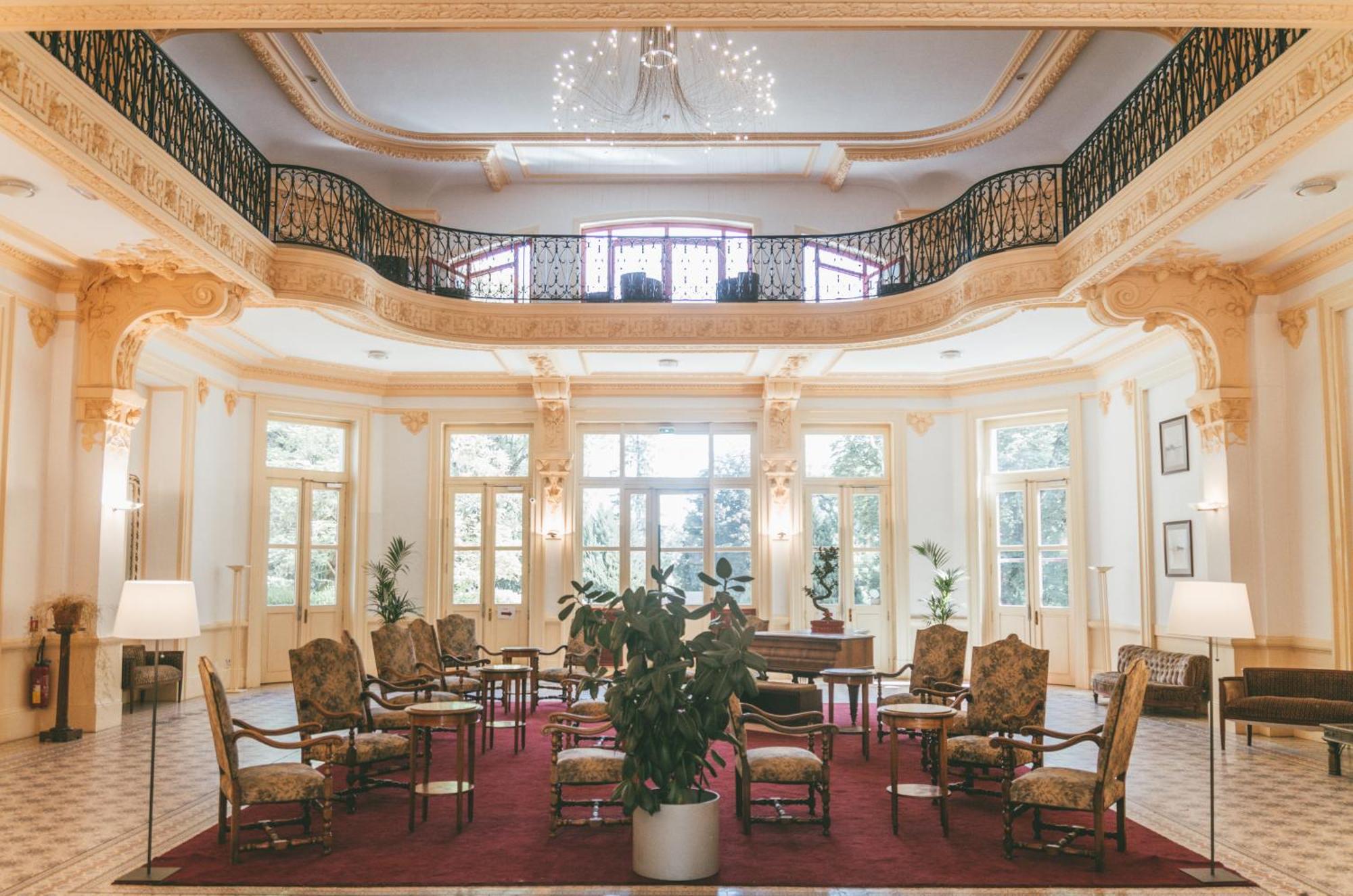 Terres De France - Appart'Hotel Le Splendid Allevard Bagian luar foto
