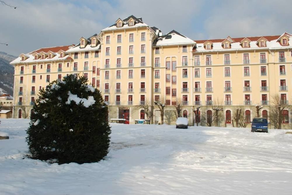 Terres De France - Appart'Hotel Le Splendid Allevard Bagian luar foto