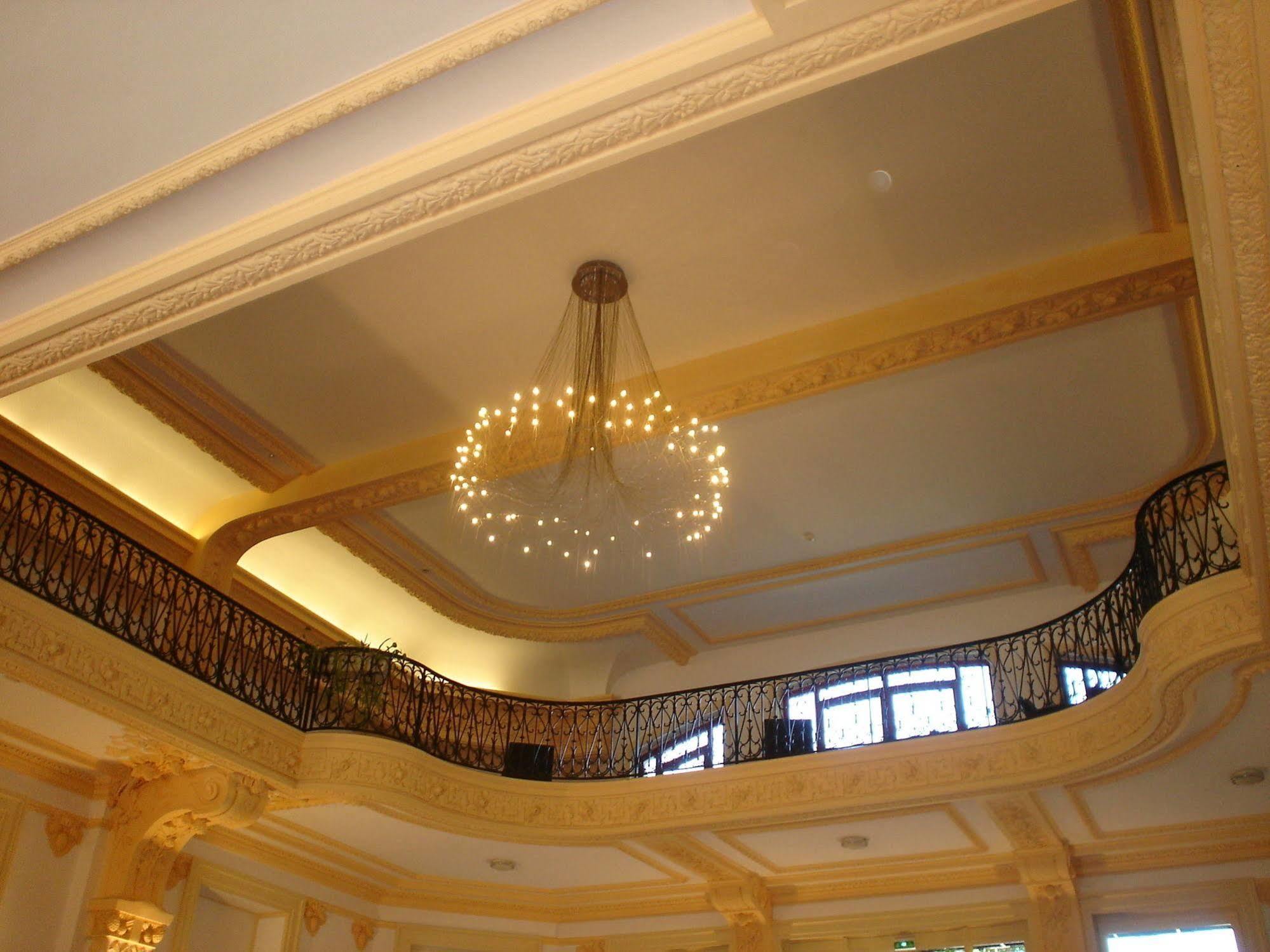 Terres De France - Appart'Hotel Le Splendid Allevard Bagian luar foto