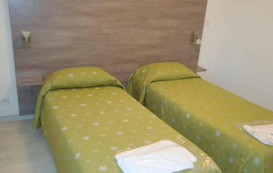 Terres De France - Appart'Hotel Le Splendid Allevard Bagian luar foto