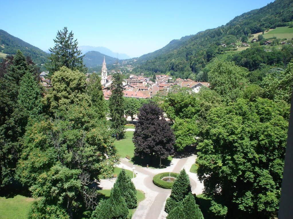 Terres De France - Appart'Hotel Le Splendid Allevard Bagian luar foto
