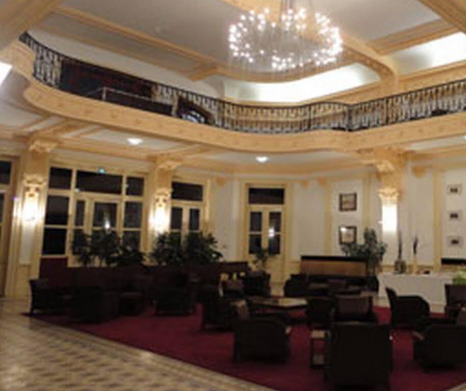 Terres De France - Appart'Hotel Le Splendid Allevard Bagian luar foto